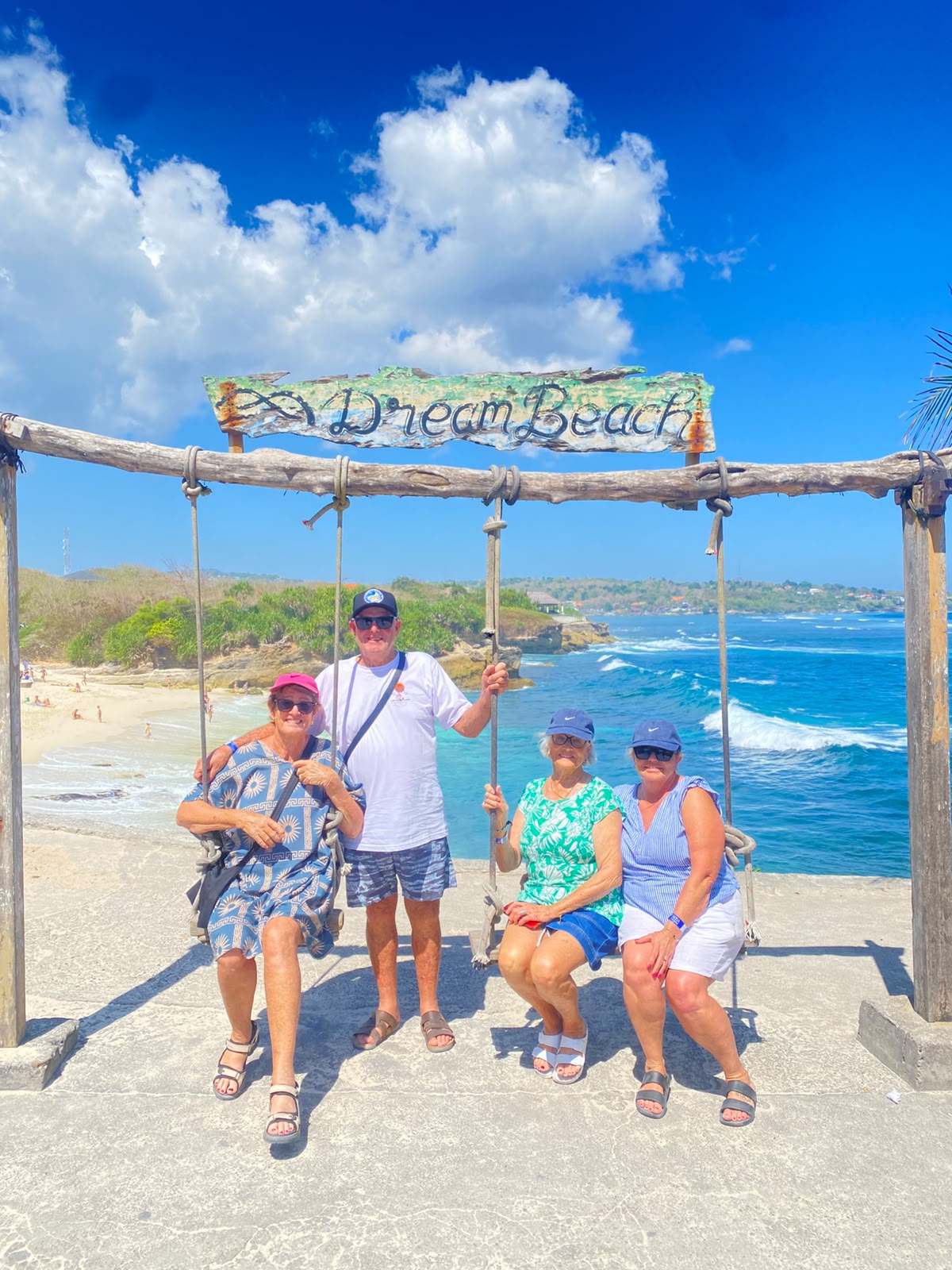 Rombongan wisatawan di ayunan Dream Beach